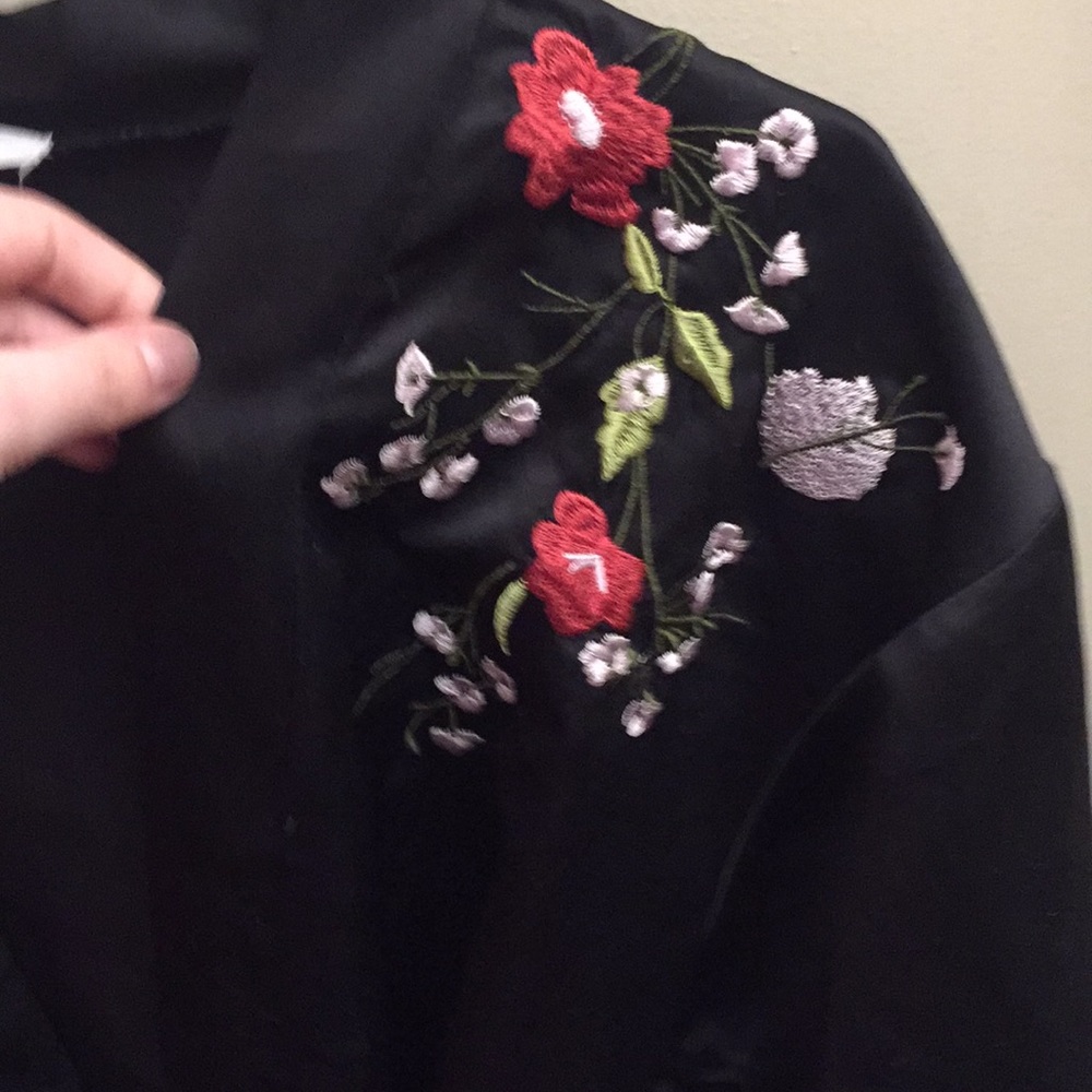 Embroidered Short Robe - Picture 2 of 3